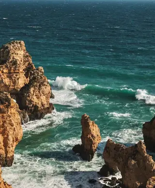 Bewundere die spektakuläre Felsenküste der Algarve